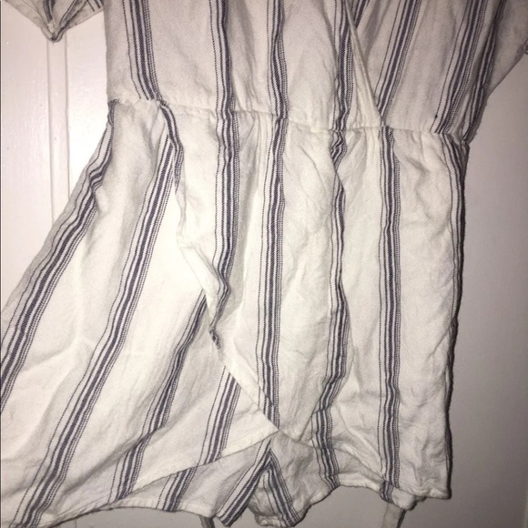 Lulu’s white striped plunge romper - Picture 4 of 7